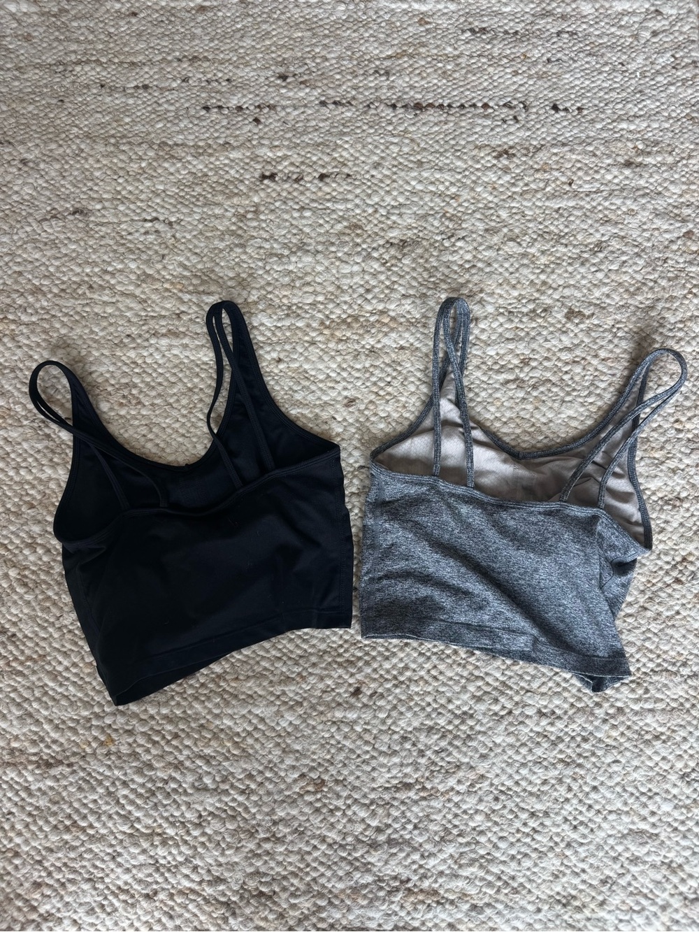 Vuori Halo Essential Cropped Tank Bundle XS Black + Heather Gray - Picture 2 of 7